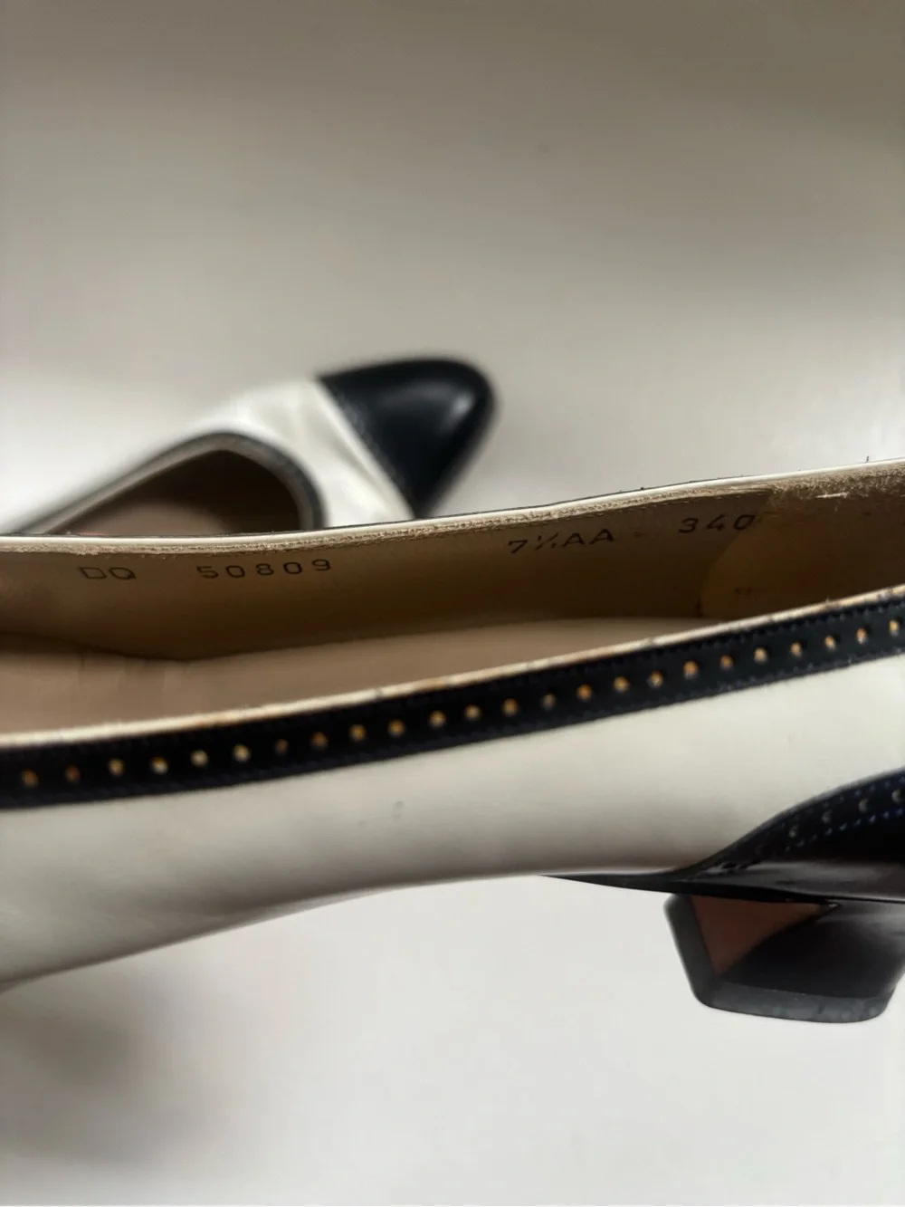 Vintage Salvatore Ferragamo Navy & White Spectator Pumps Heels 7.5 AA
